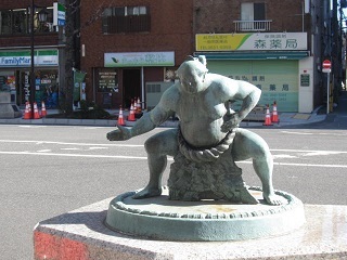 4・両国歩道の力士像.JPG