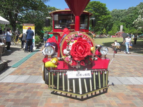 バラ公園・ミニ機関車１.JPG
