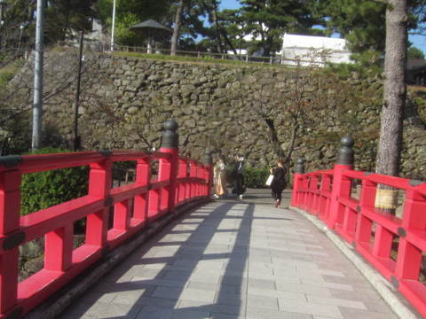 岡崎 城・赤い橋.JPG