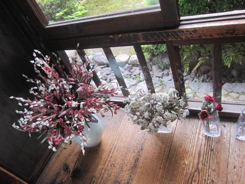 窓際の花々.JPG