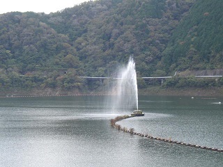 阿木川ダム・噴水.JPG