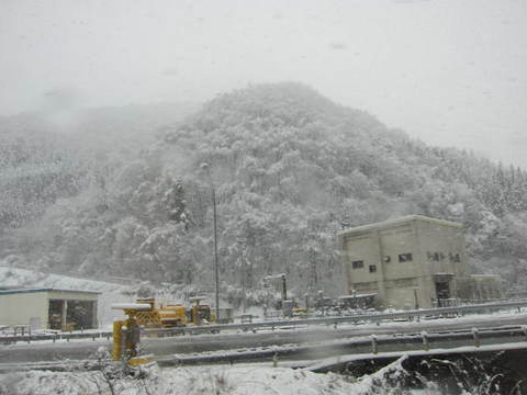 １０日高速山雪.JPG